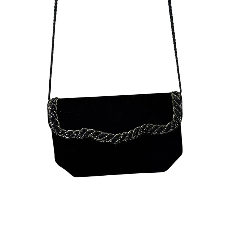 Clutch Elegant Black Velvet w/ Gold Details. Can be‎ used with or without strap